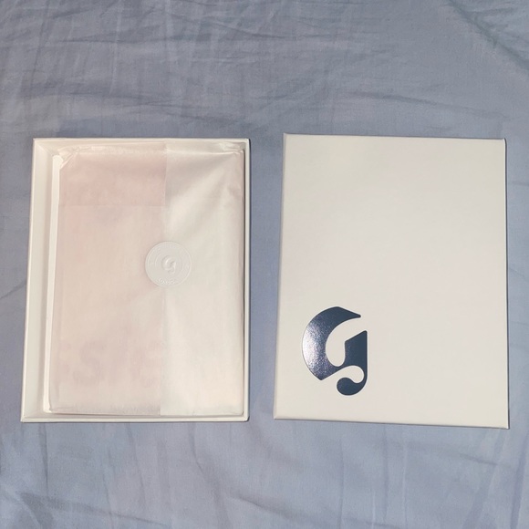 GLOSSIER LONDON PASSPORT COVER - Picture 3 of 9